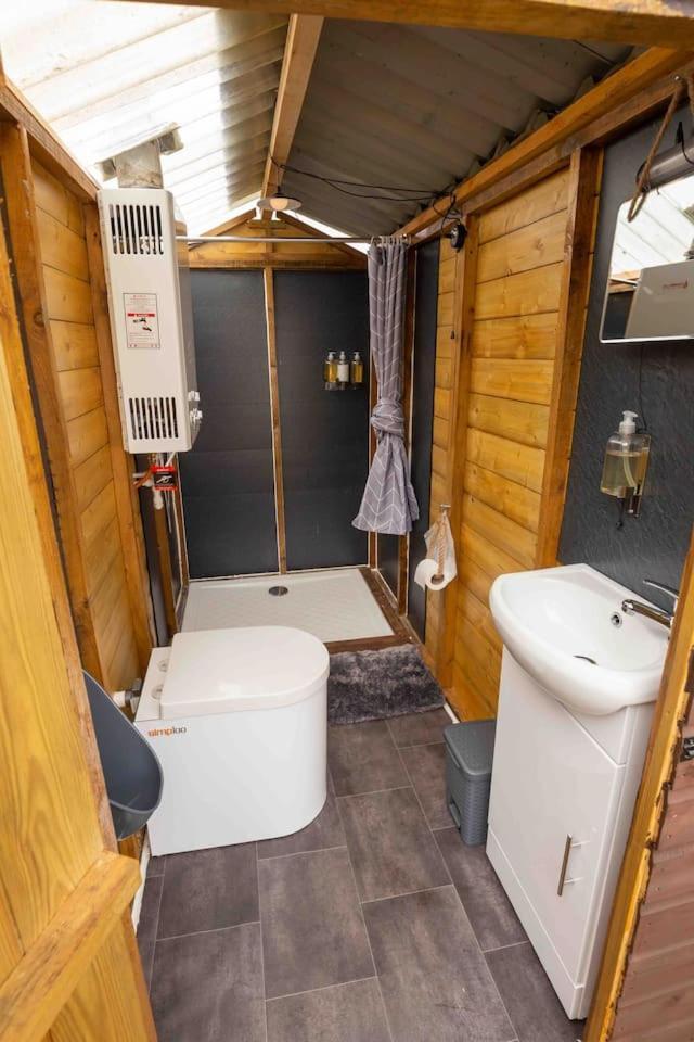 Roaches Retreat Family Glampsite, Rocky Reach Bell Tent With Outdoor Adventures And Campfire Nights Upper Hulme Exterior photo
