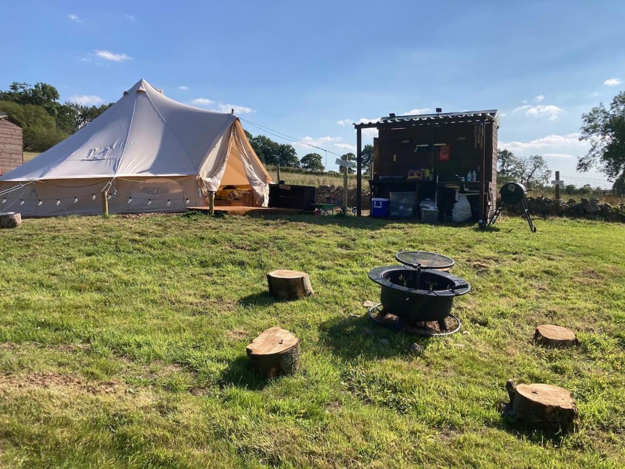 Roaches Retreat Family Glampsite, Rocky Reach Bell Tent With Outdoor Adventures And Campfire Nights Upper Hulme Exterior photo