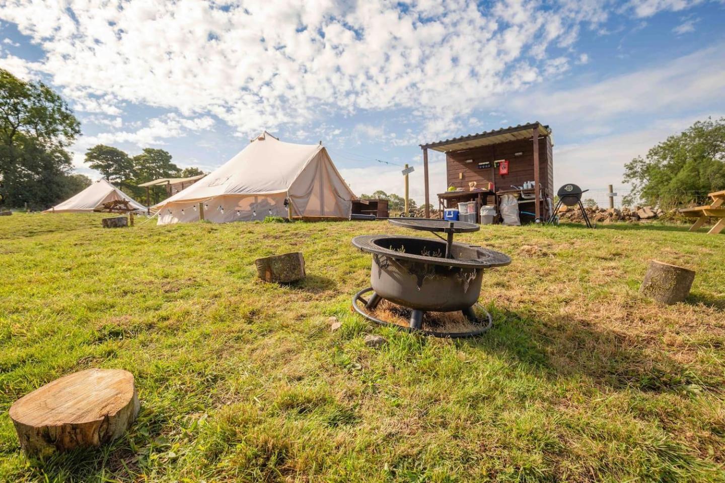 Roaches Retreat Family Glampsite, Rocky Reach Bell Tent With Outdoor Adventures And Campfire Nights Upper Hulme Exterior photo